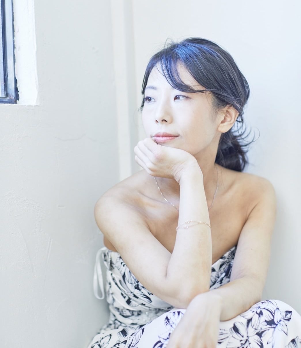 アンサンブルピアニスト米根弥恵がピアノを演奏している様子