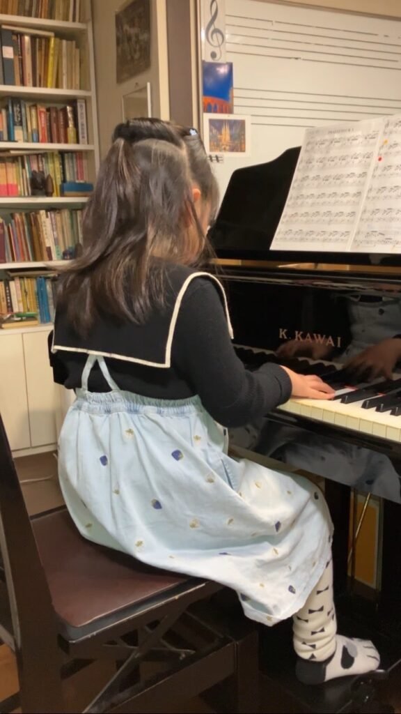 バッハのプレリュードに挑戦する小学生ピアノ教室の生徒