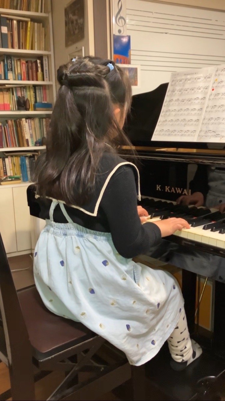 小学生ピアノ教室でバッハのプレリュードを演奏する小学2年生の生徒