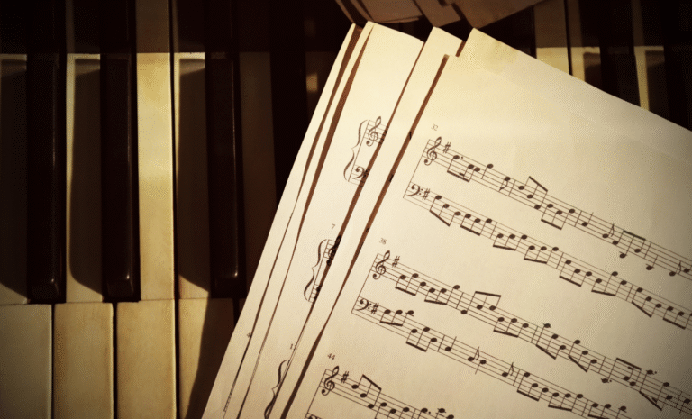 ピアノ鍵盤の上に浮かぶ抽象的な楽譜の音符イラスト｜元気が出る クラシック