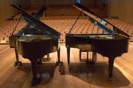 舞台上に並ぶ2台のグランドピアノ｜元気が出る クラシック